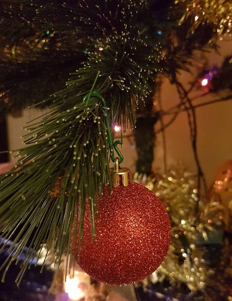 Kerst verguldingen op kerstboom — Stockfoto