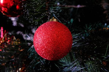 Kırmızı yılbaşı süsleri