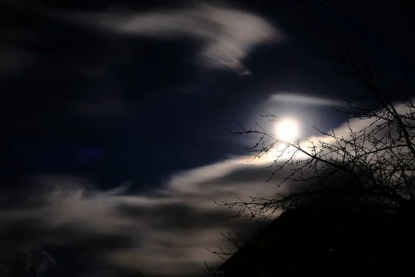 Σελήνη στο την έναστρη νύχτα — Φωτογραφία Αρχείου