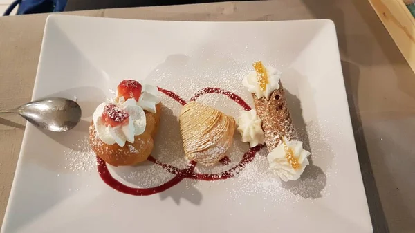 Bir tabak küçük zanaatkar hamur işi, tatlı hamur işleri. 