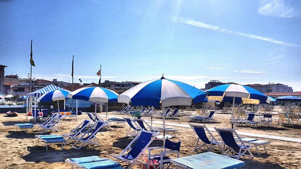 Guarda-chuvas aberto na praia de verão — Fotografia de Stock