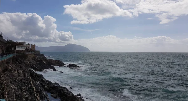 Paesaggi della costa di Nervi con le sue rocce e le sue tipiche — Foto Stock