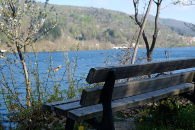 Bahar parlak renkleri ile Lake duvar kağıdı-İtalya