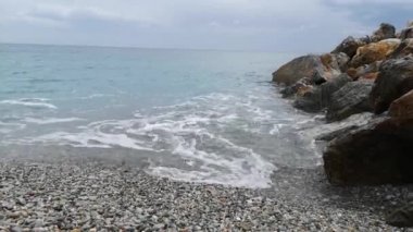 İtalyan sahiline düşen deniz dalgalarının videosu.