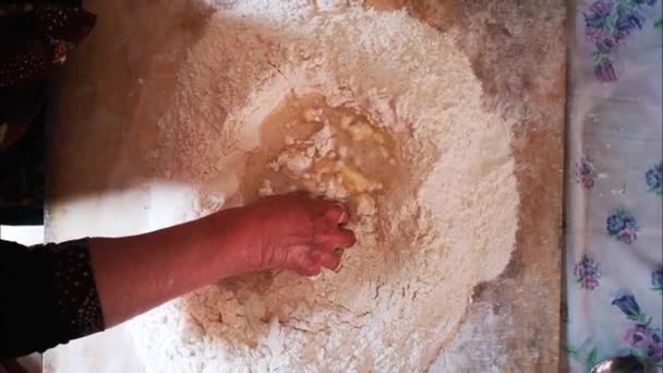 Mani Che Impastano Farina Con Tutti Gli Ingredienti Fare Pane — Video Stock