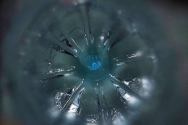 gözlüklü ve plastik şişeli ışık oyunu