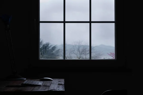 Holzstation Mit Weißer Tastatur Und Mausmonitor Neben Einem Fensterlicht — Stockfoto