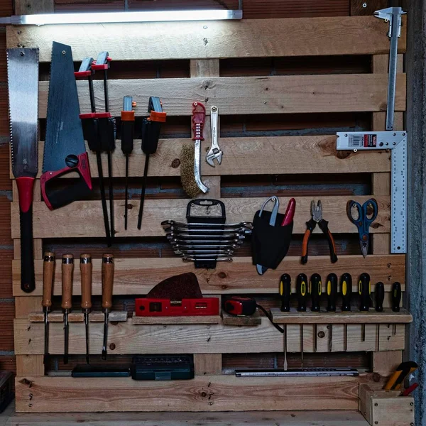 DIY projeleri için ahşap çalışma duvarı