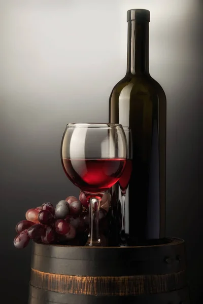 Garrafa de vinho tinto e copo de vinho no barril wodden — Fotografia de Stock