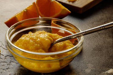 Portakal ve turuncu iki dilim taze yüzlü. Hazır gıda.