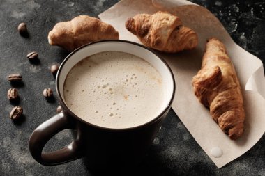 Ay çöreği bir masada büyük sabah kahve Kupası
