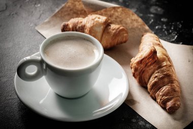 Sabah espresso kruvasan bir masada bir fincan.