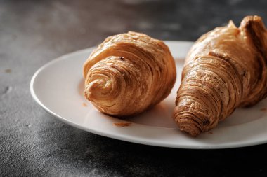 Bir plaka üzerinde birkaç ay çöreği yakın çekim