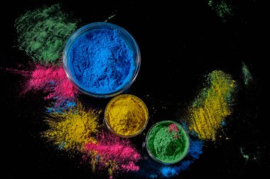 Hint Holi festival renkler koyu arka plan üzerinde üç kase.
