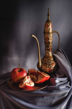 Bir sürahi gri bir arka plan ile meyve şeklinde lamba. Oryantal arka plan
