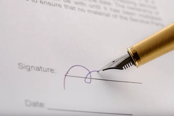 Qualcuno con una penna stilografica dorata che firma un contratto. Marco ha sparato . — Foto Stock