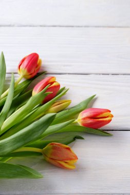 Beyaz ahşap zemin üzerinde güzel Lale buketi