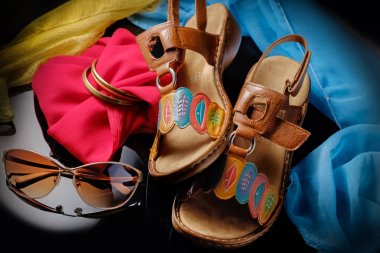 Yaz Bayan aksesuarları: bilezik, deri sandalet, güneş gözlüğü. Yakın çekim.