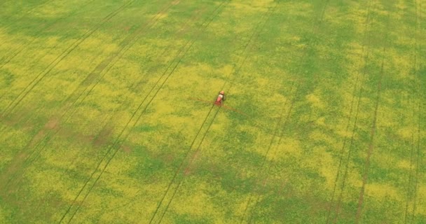 Vzdušný pohled na pole kanoly postřiku traktoru
