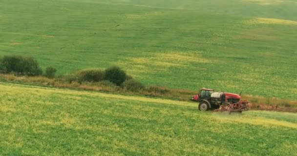 Gården traktor spray hösten gröda fält — Stockvideo