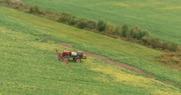 Tiros aéreos. Granja Tractor Spray otoño campo de cultivo — Vídeos de Stock