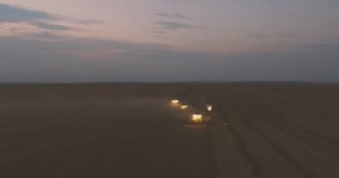 Havadan görünümü. Gece hasat toplar buğday kırpma birleştirmek