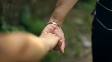 İki genç insan erkek ve kız tutan ellerin