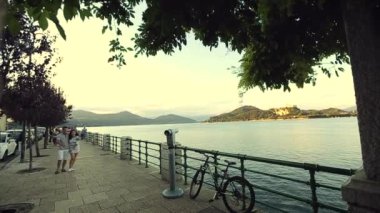 İki genç Sevgililer insanlar çocuk ve kız Holding eller vardır. İtalya, Ağustos 2015 yılında Arona şehir Hd yavaş hareket