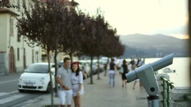 İki genç Sevgililer insanlar çocuk ve kız Holding eller vardır. İtalya, Ağustos 2015 yılında Arona şehir Hd yavaş hareket