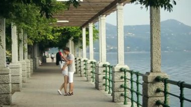 İki sevgili kucaklama ve parkta öpücük