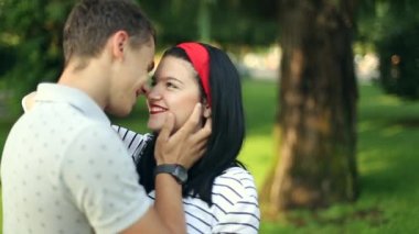 İki sevgili kucaklamak ve göle İtalya öp. Ağustos 2015 Arona