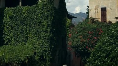 İki genç ve güzel insanların erkek ve kız Holding eller vardır. İtalya Temmuz 2015 Arona City