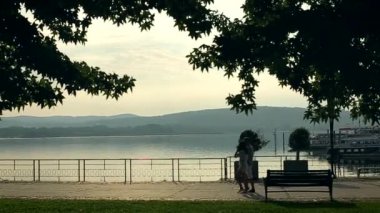 Sevgili çift gün batımında