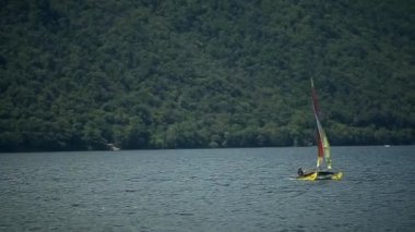 Arona bir arka plan deniz yat. İtalya. Ağustos 2015