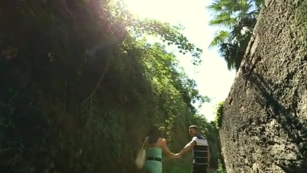 Twee jonge mensen jongen en meisje zijn handen houden. Italië augustus 2015 — Stockvideo