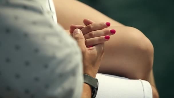 İki genç insan erkek ve kız tutan ellerin — Stok video