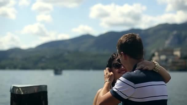 Pareja cariñosa en la isla — Vídeo de stock