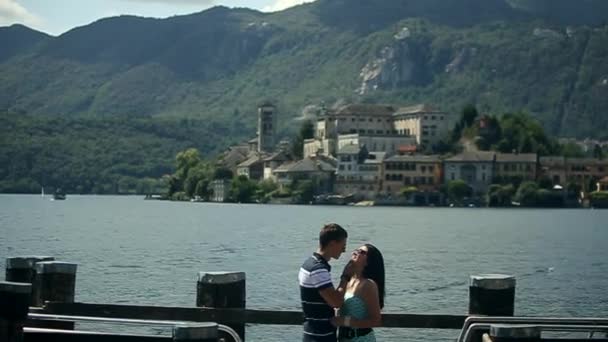 Couple aimant à l'île. 20 août 2015 Arona ville — Video