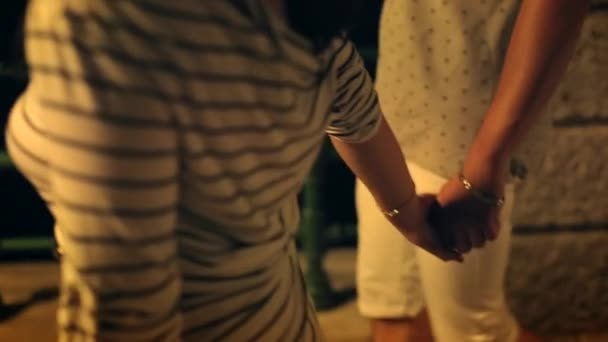 愛好家は、2015 年 8 月の夜イタリアを歩く — ストック動画