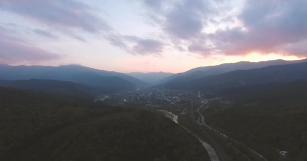 空撮。カルパチア山脈の山 — ストック動画