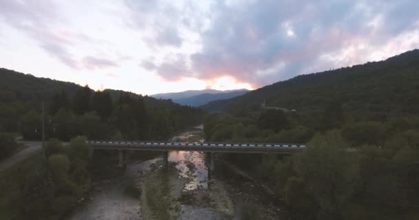 Flygfoto. Berg i Karpaterna. Liten stad Bridge — Stockvideo