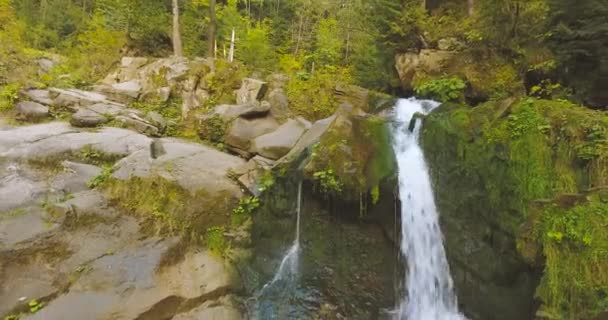 Rio flui sobre rochas nesta bela cena nas montanhas no outono — Vídeo de Stock