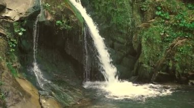 Nehir akar üzerinde kayalarda sonbahar dağlarında güzel bir sahne