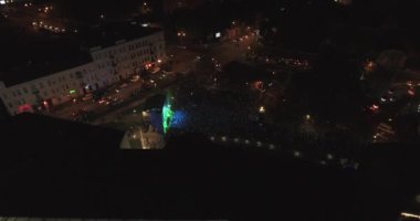 Gece Lviv. Birçok kişi dans. Doğum günü kutluyor
