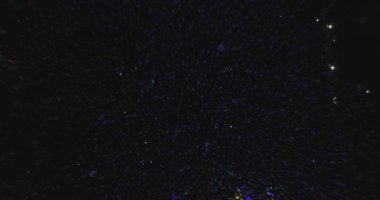 Uçan gece Lviv üzerinde. Birçok kişi dans. Doğum günü kutluyor