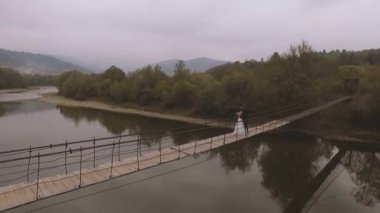 Seven çift dağlarda bir ahşap köprü