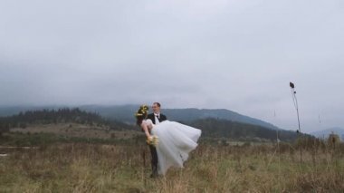 Elinde karısıyla etrafında dönüyor damat