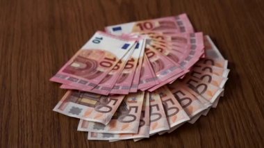 50 ve 10 Euro masaya dağınık