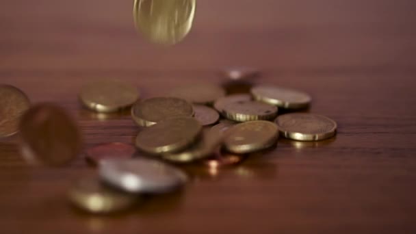 Euromünze auf dem Tisch — Stockvideo