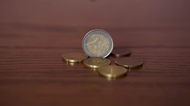 Euromünze auf dem Tisch — Stockvideo